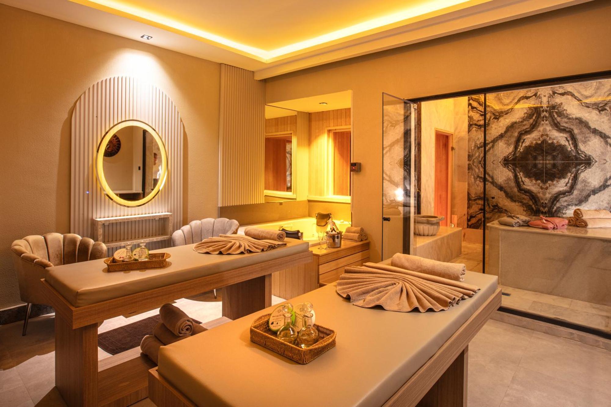 Ramada Hotel & Suites By Wyndham Kuşadası Ngoại thất bức ảnh